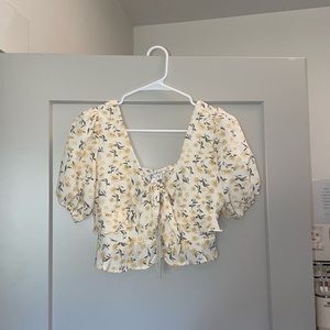 Women’s size medium floral cropped top, NWT, perfect condition